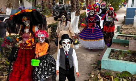 Con el programa cultural “Ruta de las Almas”, en el Panteón Jardín, el Ayuntamiento de Tuxpan celebró el Día de Muertos