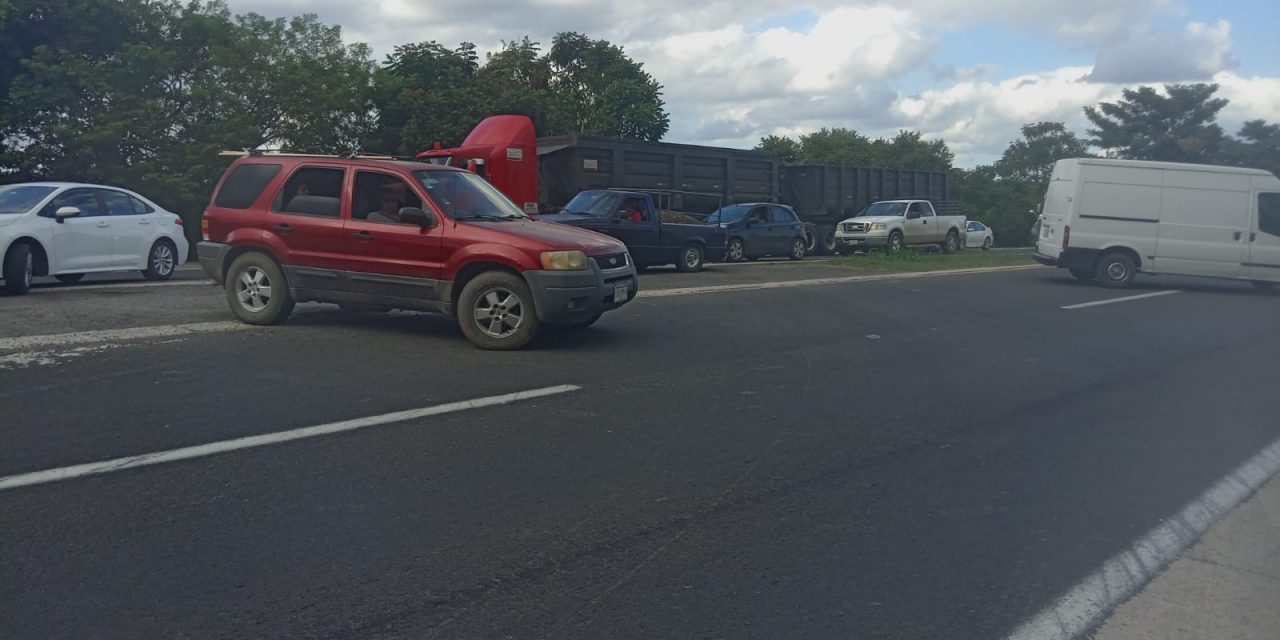 Accidente entre un traile y carro particular en la virgencita