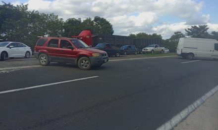 Accidente entre un traile y carro particular en la virgencita
