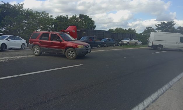 Accidente entre un traile y carro particular en la virgencita