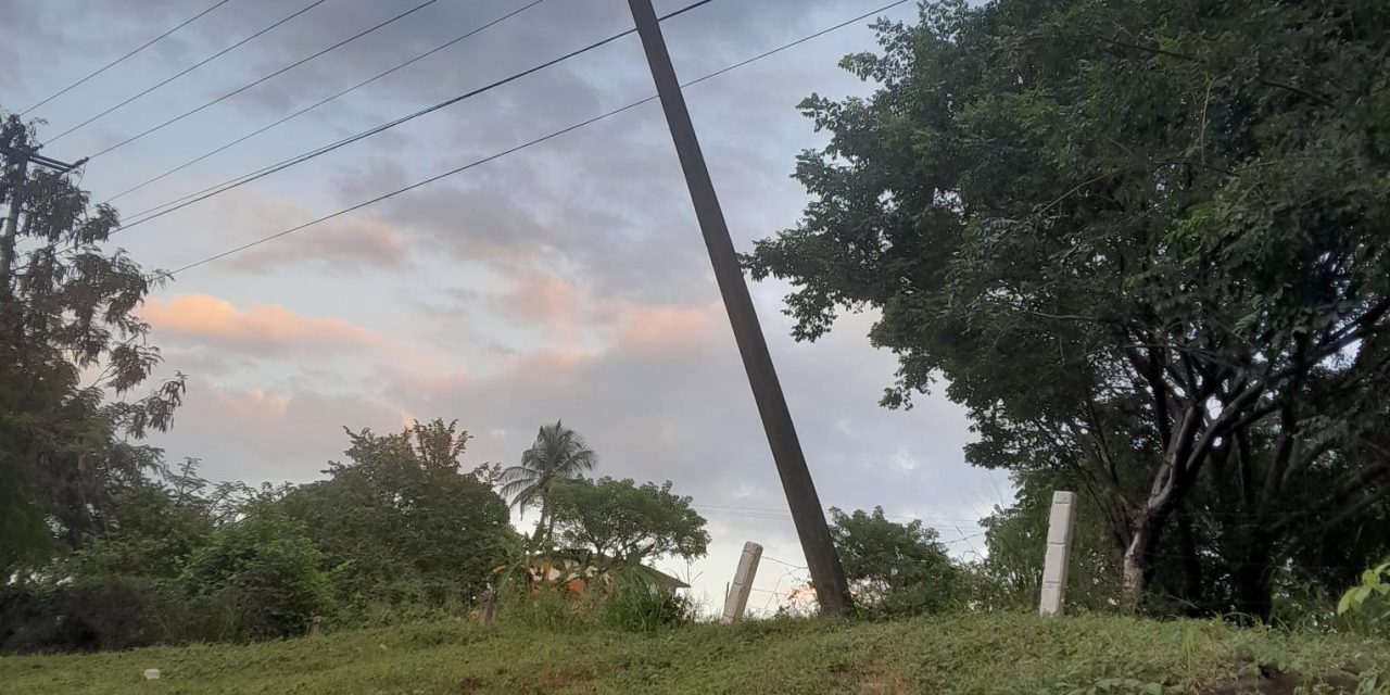 Piden apoyo para retirar poste