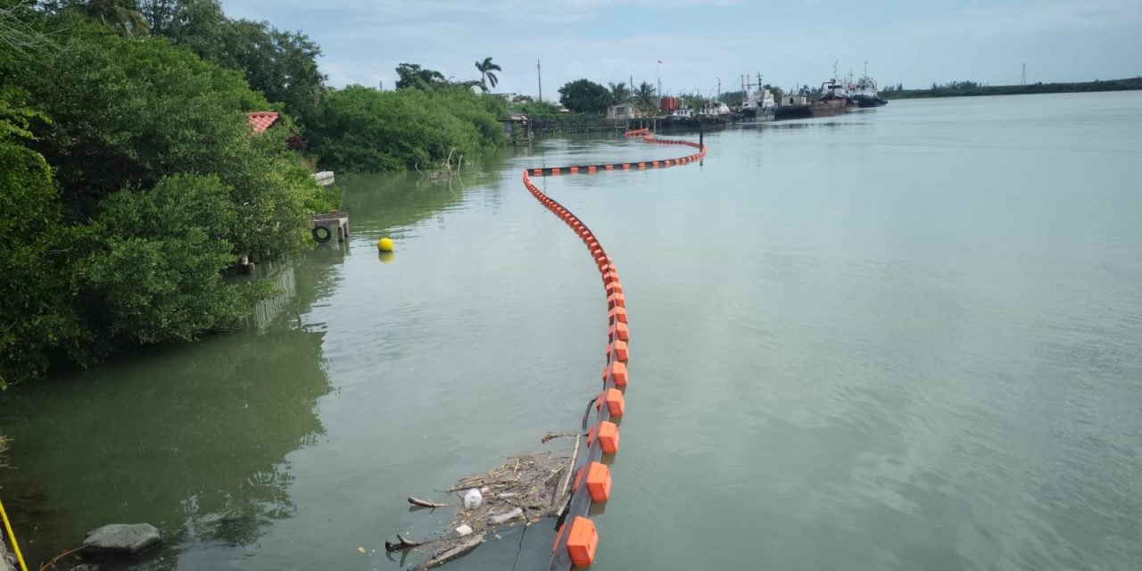 Continúan los trabajos de limpieza de hidrocarburos