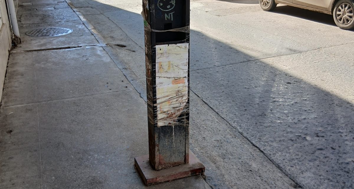 Piden retirar estructuras metálicas de las banquetas