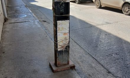 Piden retirar estructuras metálicas de las banquetas