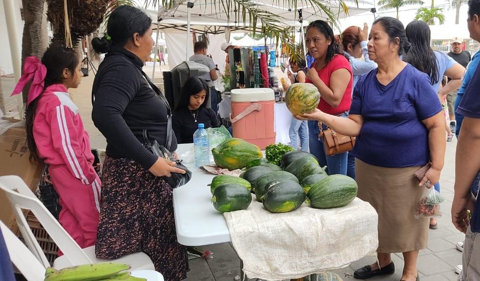 Realizan Mercado Comunitario