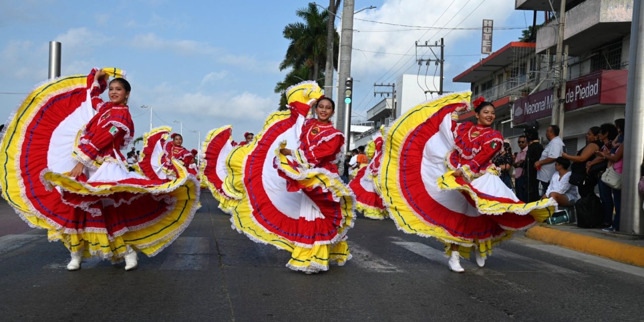 Con colorido desfile, Tuxpan conmemoró el 115 Aniversario del Inicio de la Revolución Mexicana
