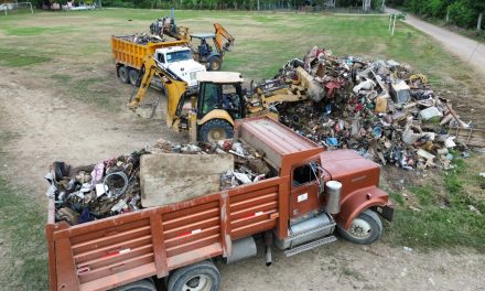 Este domingo el Ayuntamiento de Tuxpan trabajó en la limpieza y retiro de toneladas de basura en comunidades afectadas por la inundación.