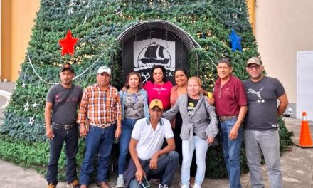 Síndica de Tuxpan acompaña a los agentes municipales a gestionar trámites para obras comunitarias.