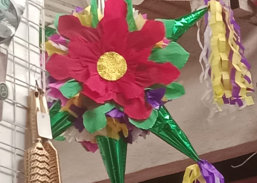 Amas de Casa Emprenden Negocio de Piñatas