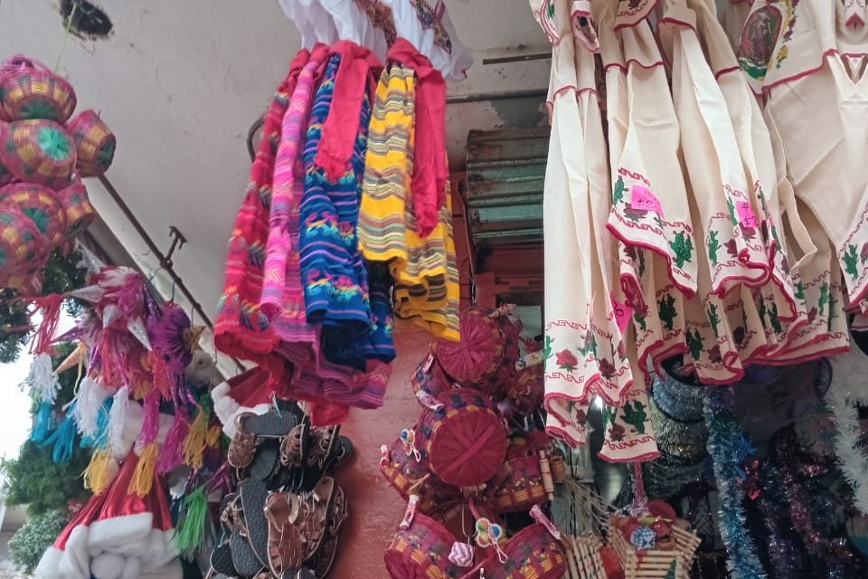 Repunta venta de trajes de inditos y accesorios