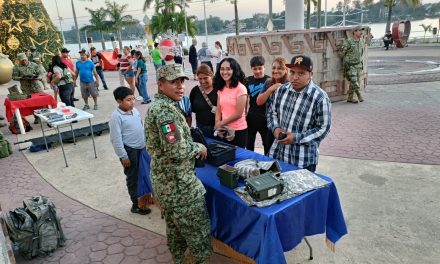 Exposición militar en la plaza principal de Tuxpan fortalece el vínculo con la ciudadanía
