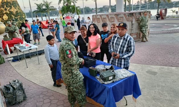 Exposición militar en la plaza principal de Tuxpan fortalece el vínculo con la ciudadanía