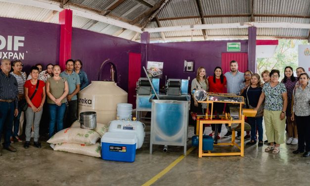 El alcalde Daniel Cortina hace entrega de equipos para el sector tortillero, junto al DIF Municipal.