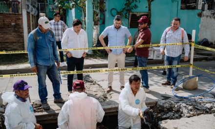 El alcalde Daniel Cortina, verifica trabajos del socavón en la calle 18 de Marzo