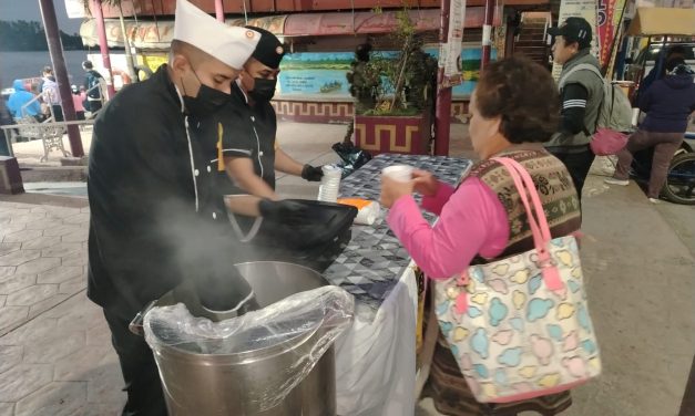 Ejército Mexicano realiza entrega de pan y bebidas calientes.