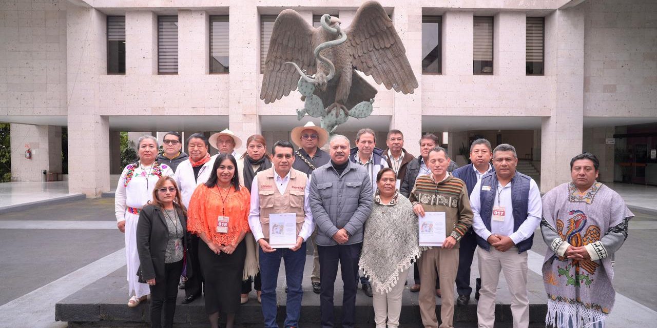 Atiende Esteban Bautista a maestros indígenas de las Altas Montañas