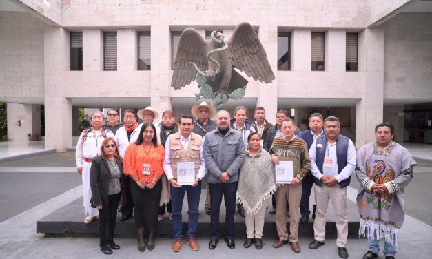 Atiende Esteban Bautista a maestros indígenas de las Altas Montañas