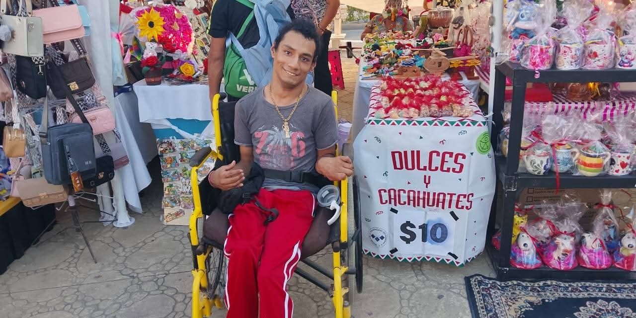 Les Brindaron un Espació en la Plaza del Amor al Club Caimanes y Artesanos con Discapacidad