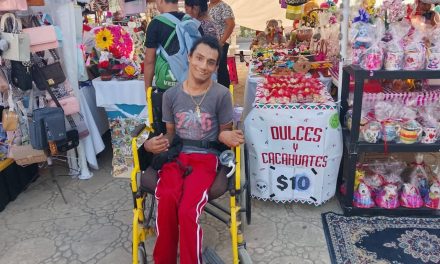 Les Brindaron un Espació en la Plaza del Amor al Club Caimanes y Artesanos con Discapacidad