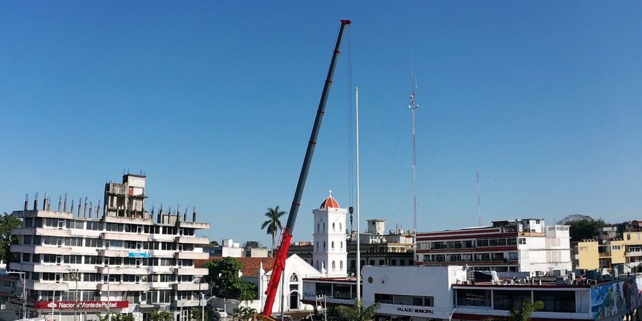 Realizan mantenimiento al asta bandera en la Plaza Cívica Municipal de Tuxpan