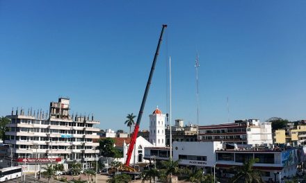 Realizan mantenimiento al asta bandera en la Plaza Cívica Municipal de Tuxpan