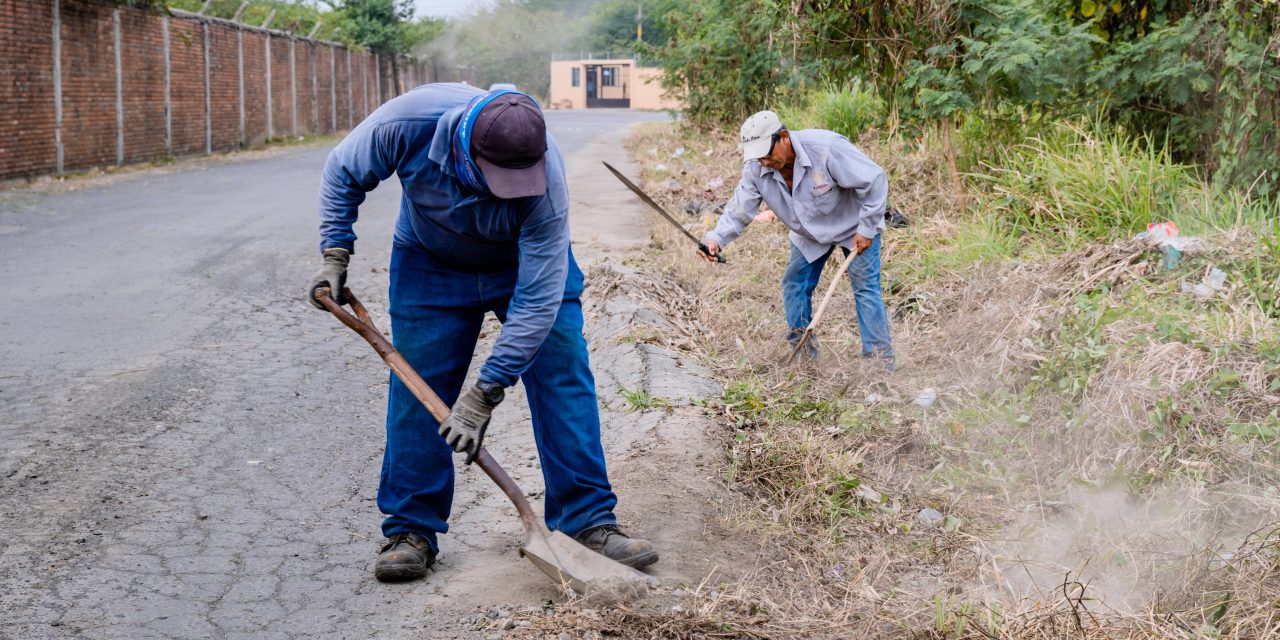 Intensifican labores de limpieza en accesos a la playa previo a Semana Santa