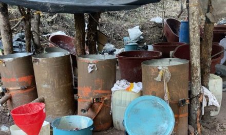 Marina en coadyuvancia con la FGR localiza, desmantela y destruye un laboratorio clandestino y más de 2 toneladas de metanfetaminas, en el Poblado de Chacala, Durango