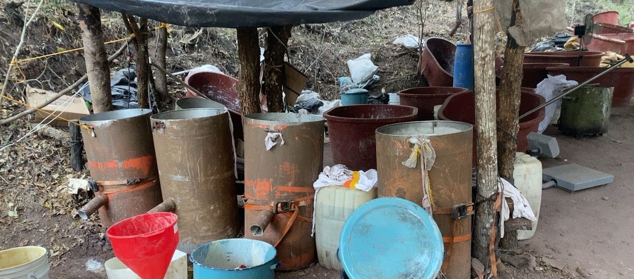 Marina en coadyuvancia con la FGR localiza, desmantela y destruye un laboratorio clandestino y más de 2 toneladas de metanfetaminas, en el Poblado de Chacala, Durango