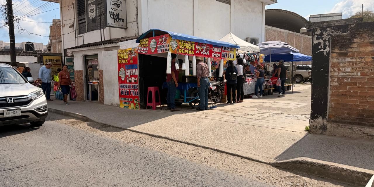 Buscan nuevos espacios tras el retiro de las calles los Ambulantes