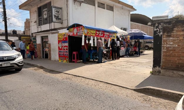 Buscan nuevos espacios tras el retiro de las calles los Ambulantes