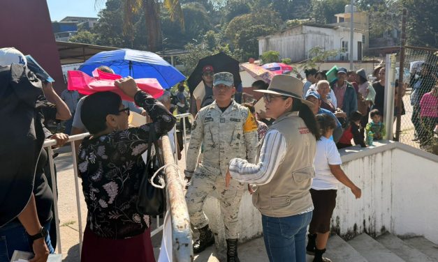 Niegan enseres a familias damnificadas en Tuxpan al morir el titular censado.