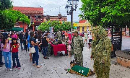 El Ejército Mexicano realizó exposición militar y fotográfica con las familias en Papantla