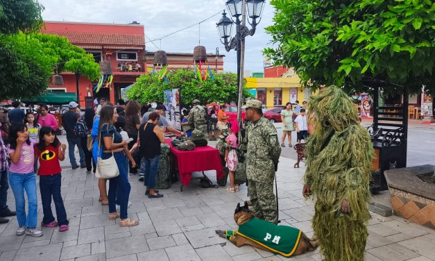 El Ejército Mexicano realizó exposición militar y fotográfica con las familias en Papantla
