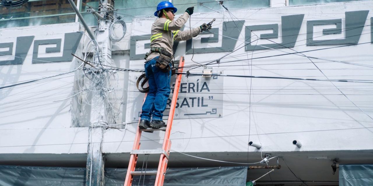 Avanza el ordenamiento urbano en Tuxpan con retiro de cableado aéreo en desuso
