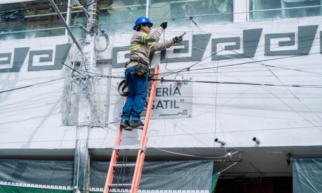 Avanza el ordenamiento urbano en Tuxpan con retiro de cableado aéreo en desuso