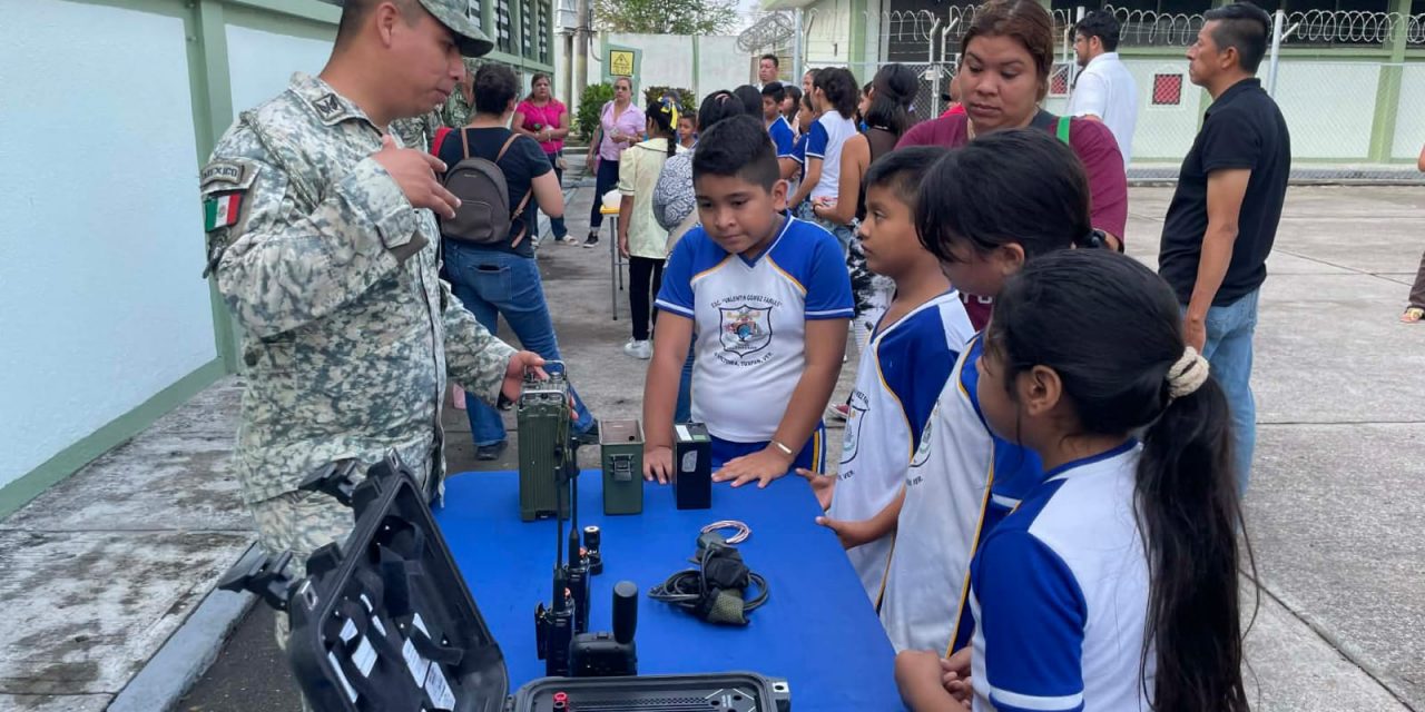 EJÉRCITO MEXICANO RECIBE A ESTUDIANTES DE LA PRIMARIA «VALENTÍN GÓMEZ» EN TUXPAN, VERACRUZ.