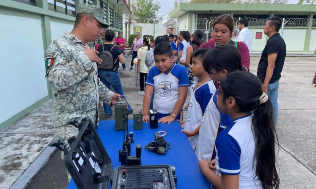 EJÉRCITO MEXICANO RECIBE A ESTUDIANTES DE LA PRIMARIA «VALENTÍN GÓMEZ» EN TUXPAN, VERACRUZ.