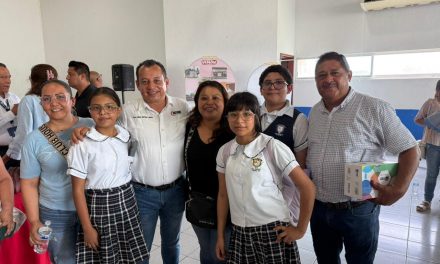 Entregan 230 lentes gratuitos a estudiantes de Tuxpan