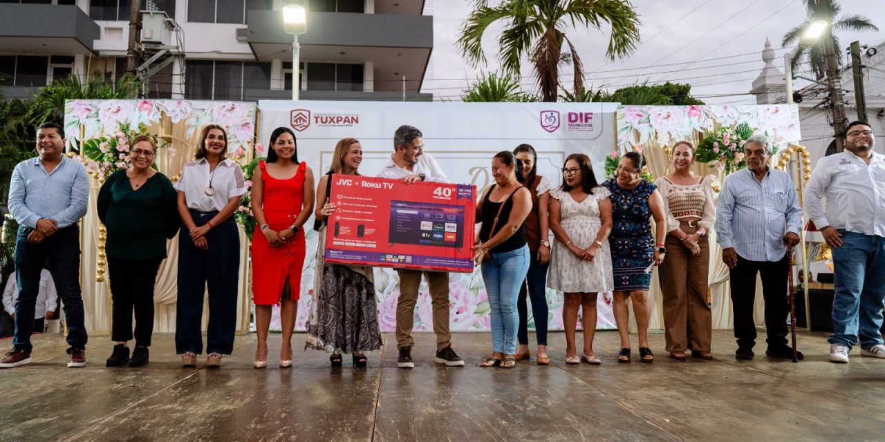 Tuxpan celebra a lo grande a las madres tuxpeñas; más de 1,200 asistentes llenan la Plaza Cívica