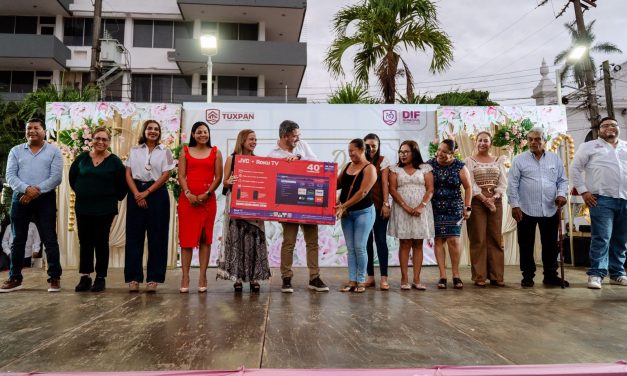 Tuxpan celebra a lo grande a las madres tuxpeñas; más de 1,200 asistentes llenan la Plaza Cívica