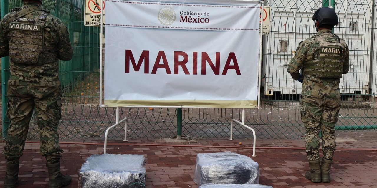 Marina asegura bultos con presunto clorhidrato de cocaína, en el recinto portuario de Manzanillo, Colima
