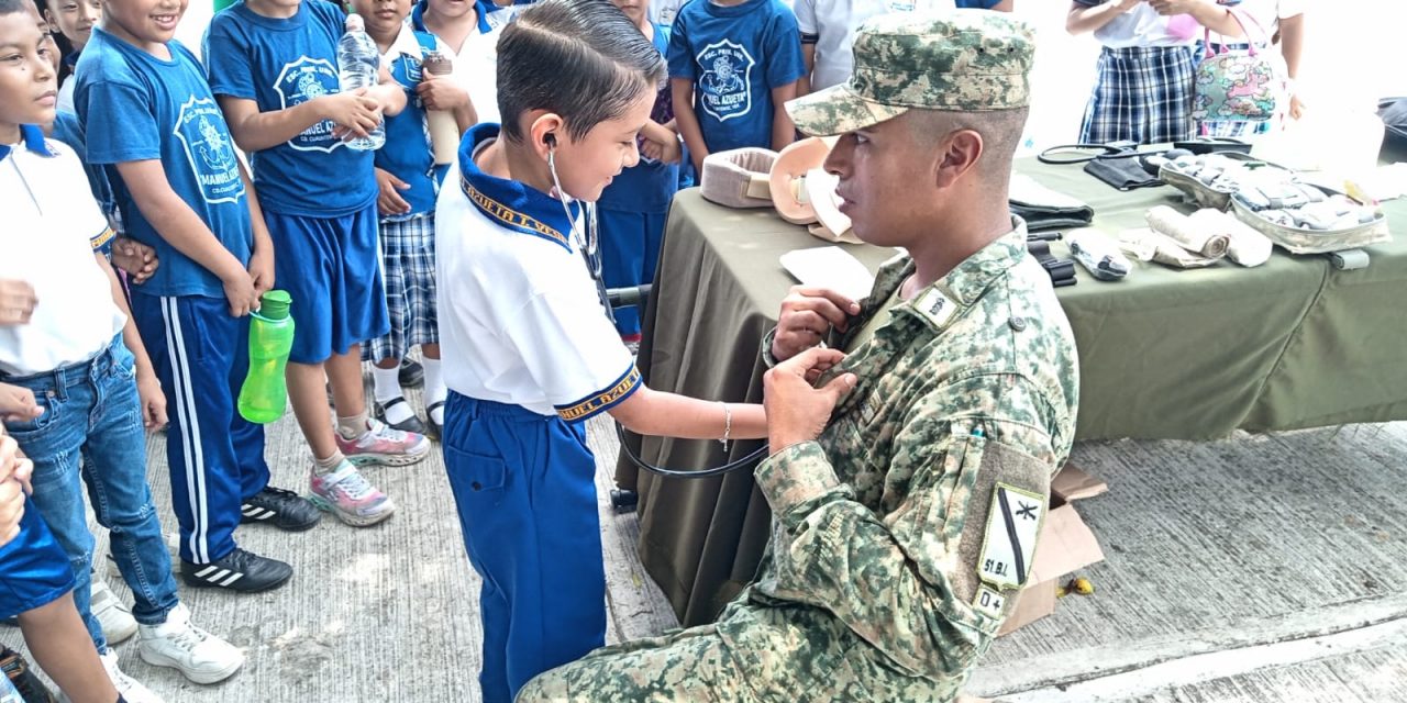 EJÉRCITO MEXICANO FORTALECE VÍNCULOS CON LA NIÑEZ VERACRUZANA MEDIANTE VISITA GUIADA Y CONFERENCIA DE SALUD BUCAL