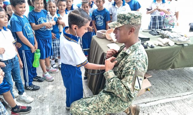 EJÉRCITO MEXICANO FORTALECE VÍNCULOS CON LA NIÑEZ VERACRUZANA MEDIANTE VISITA GUIADA Y CONFERENCIA DE SALUD BUCAL
