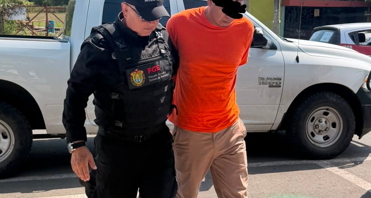Policías Ministeriales detienen a sujeto.