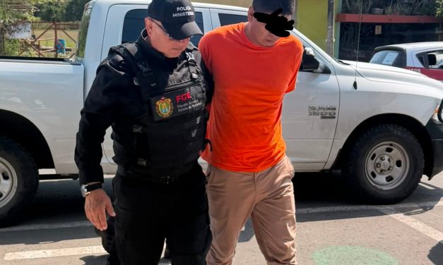 Policías Ministeriales detienen a sujeto.