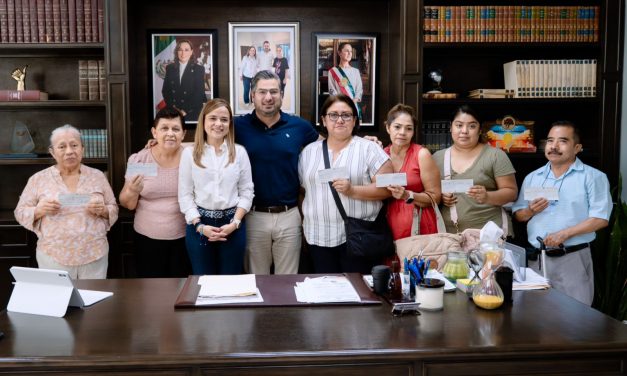 Gobierno de Tuxpan entrega apoyos económicos a comerciantes y familia afectados por incendio