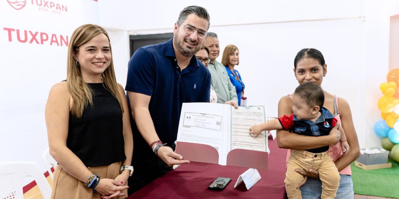 Entrega de actas fortalece el derecho a la identidad de 40 niñas y niños tuxpeños con el programa “Registro Oportuno de Nacimiento 2026”