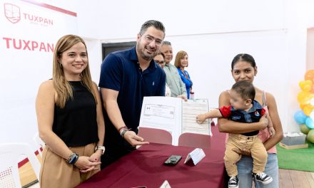 Entrega de actas fortalece el derecho a la identidad de 40 niñas y niños tuxpeños con el programa “Registro Oportuno de Nacimiento 2026”