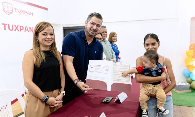 Entrega de actas fortalece el derecho a la identidad de 40 niñas y niños tuxpeños con el programa “Registro Oportuno de Nacimiento 2026”