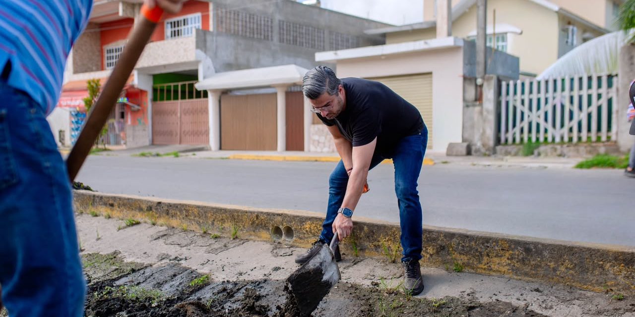 Más de 100 toneladas de residuos y lodo retirados en limpieza de camellones de Av. Cuauhtémoc